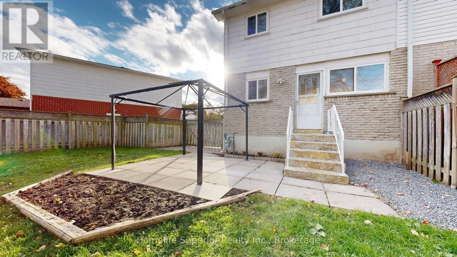 380 VANCOUVER CRESCENT