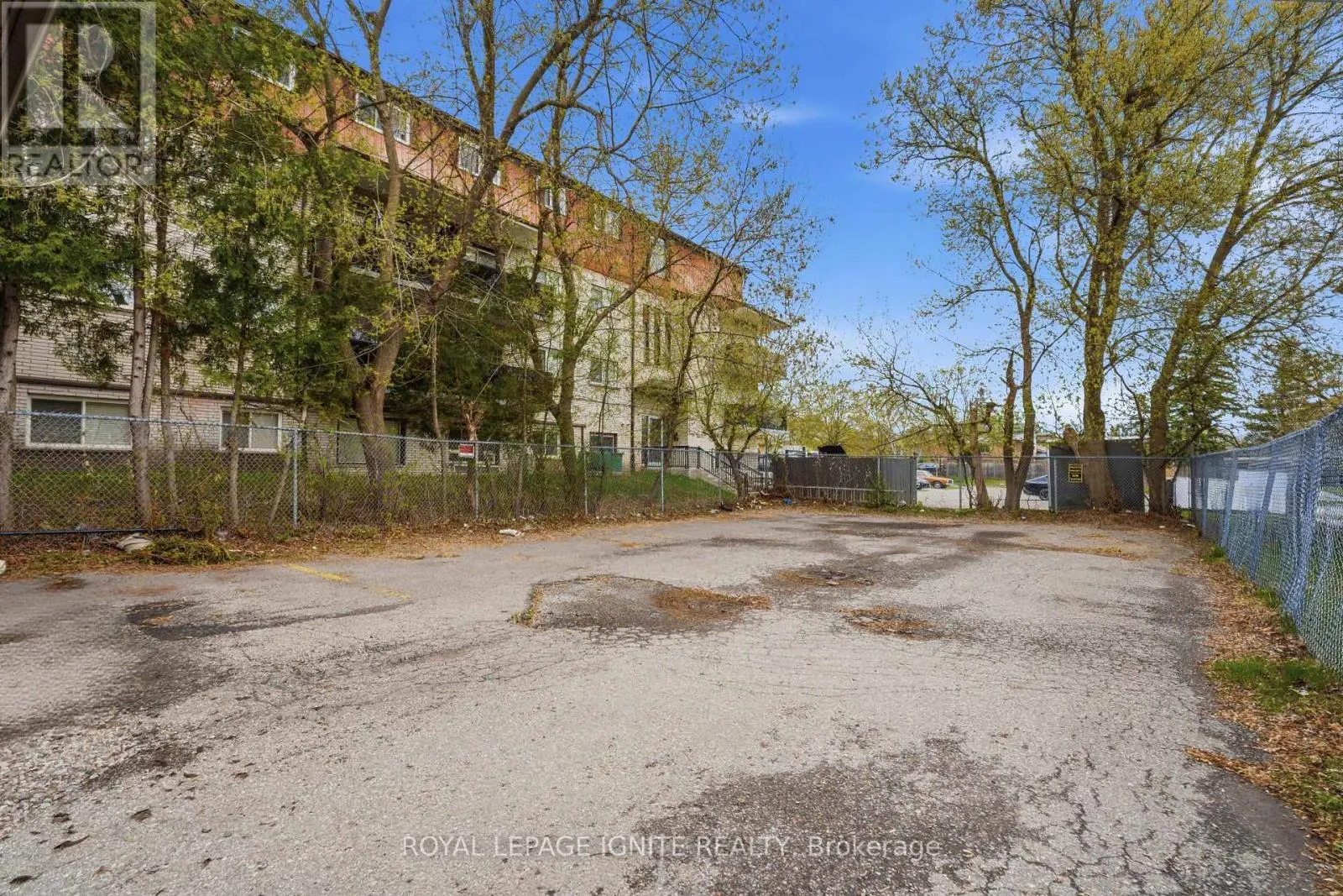 951 SIMCOE STREET N