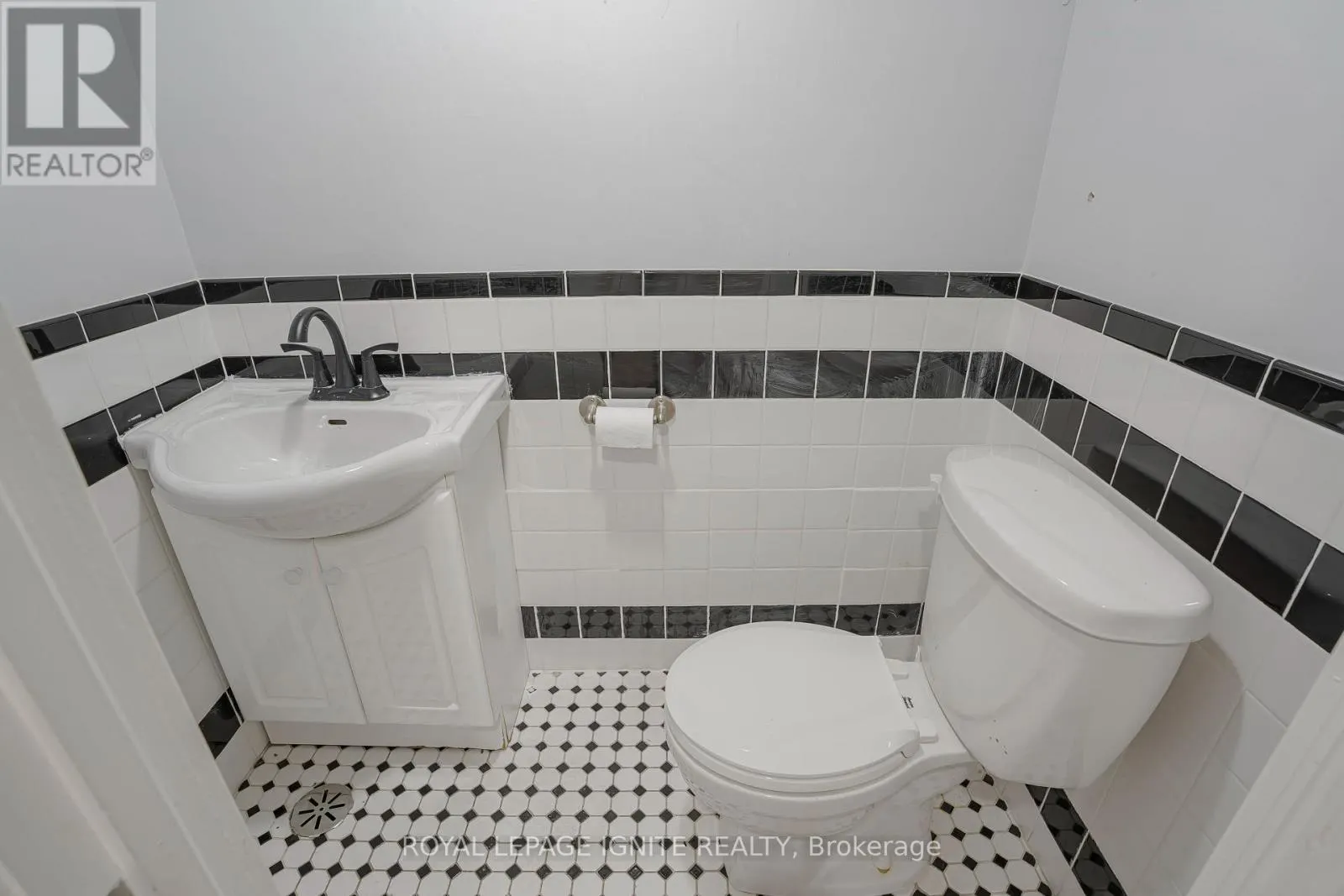 951 SIMCOE STREET N