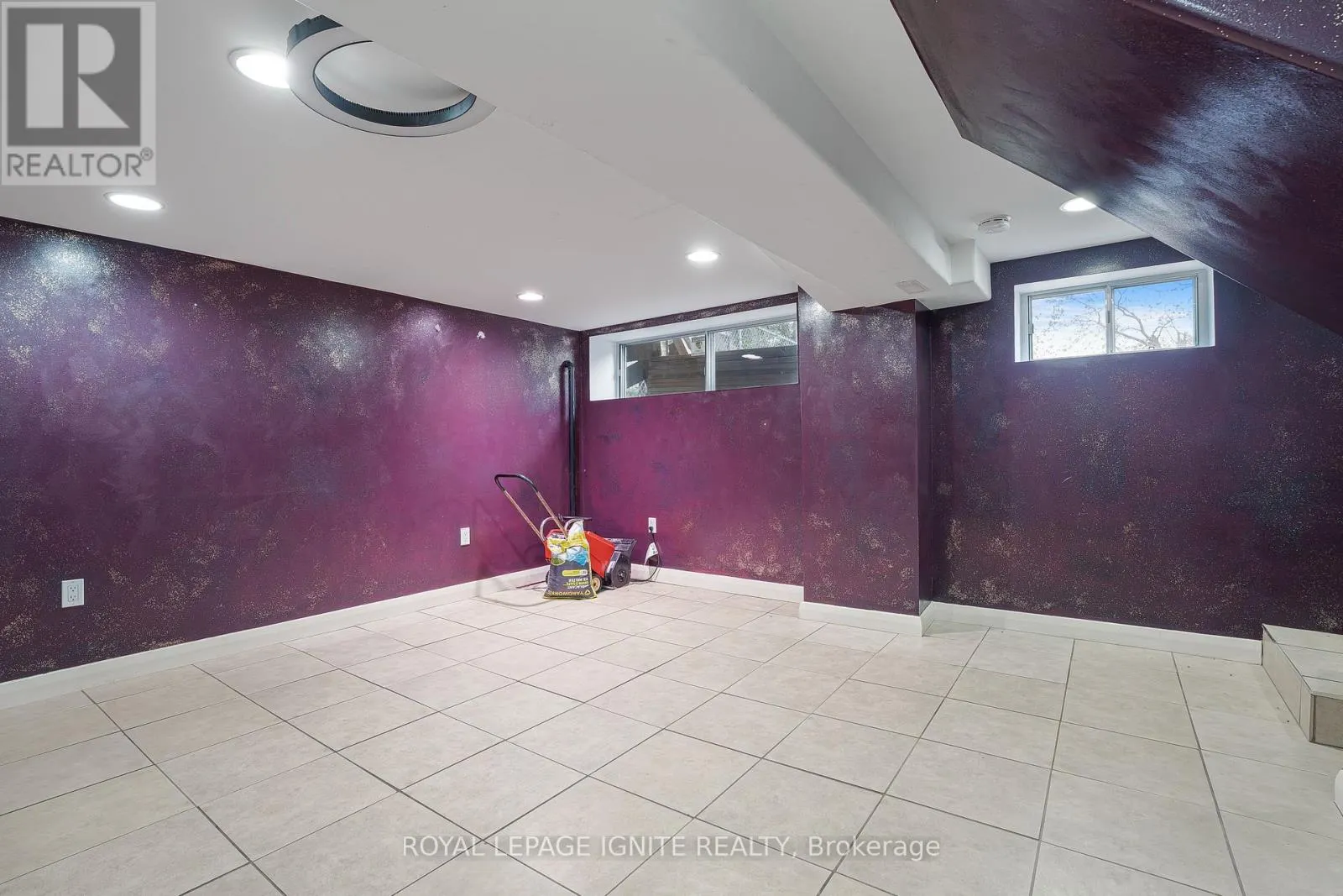 951 SIMCOE STREET N