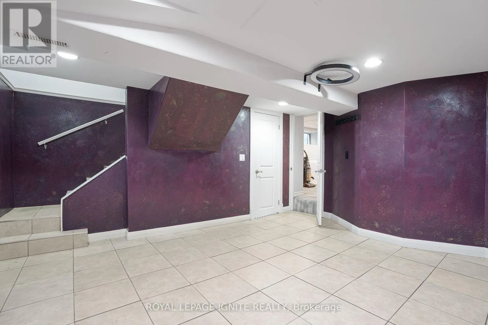 951 SIMCOE STREET N