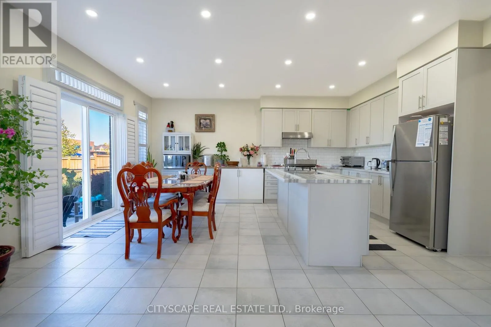 250 CROMBIE STREET
