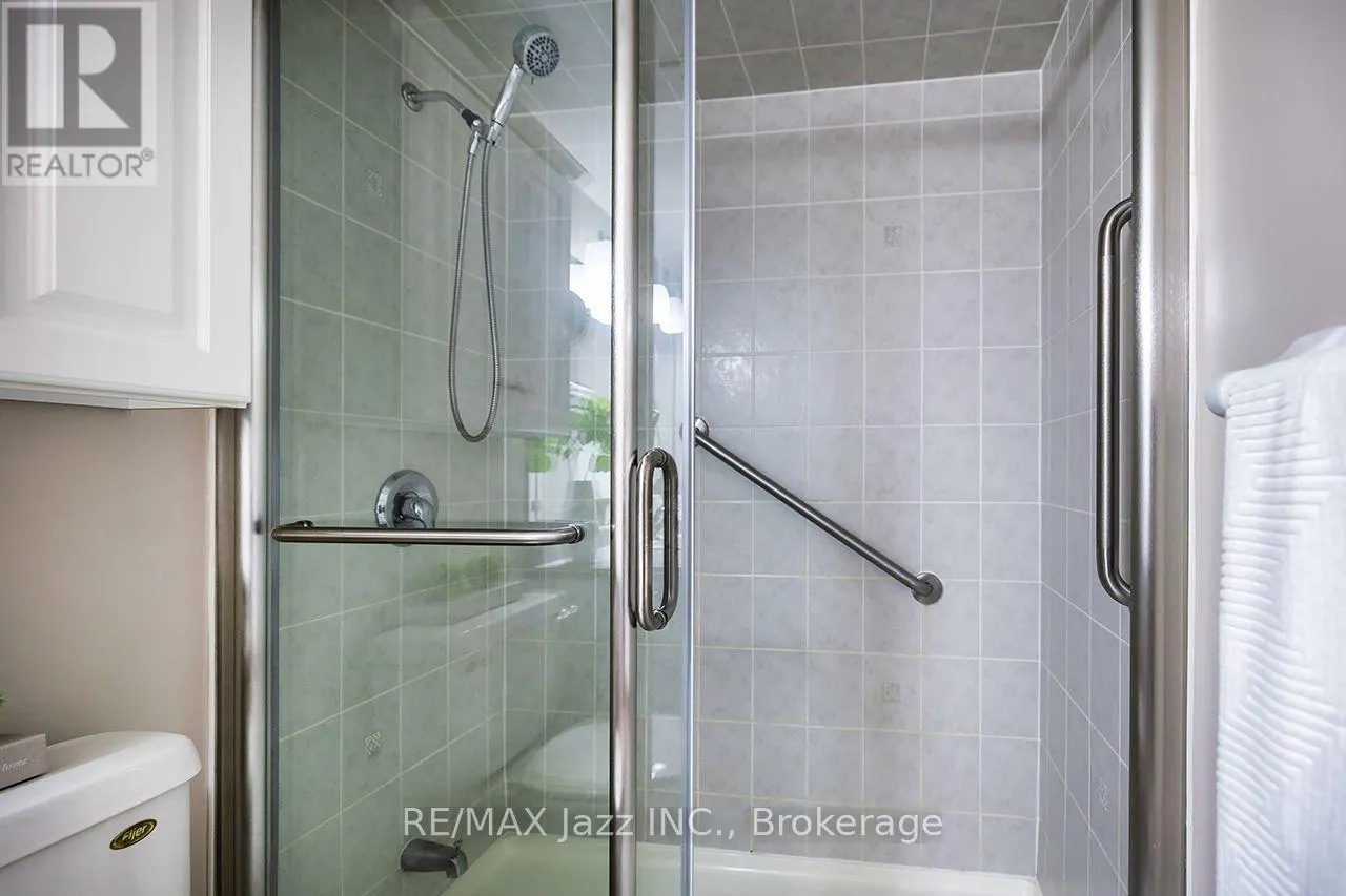102 - 61 CLARINGTON BOULEVARD #102