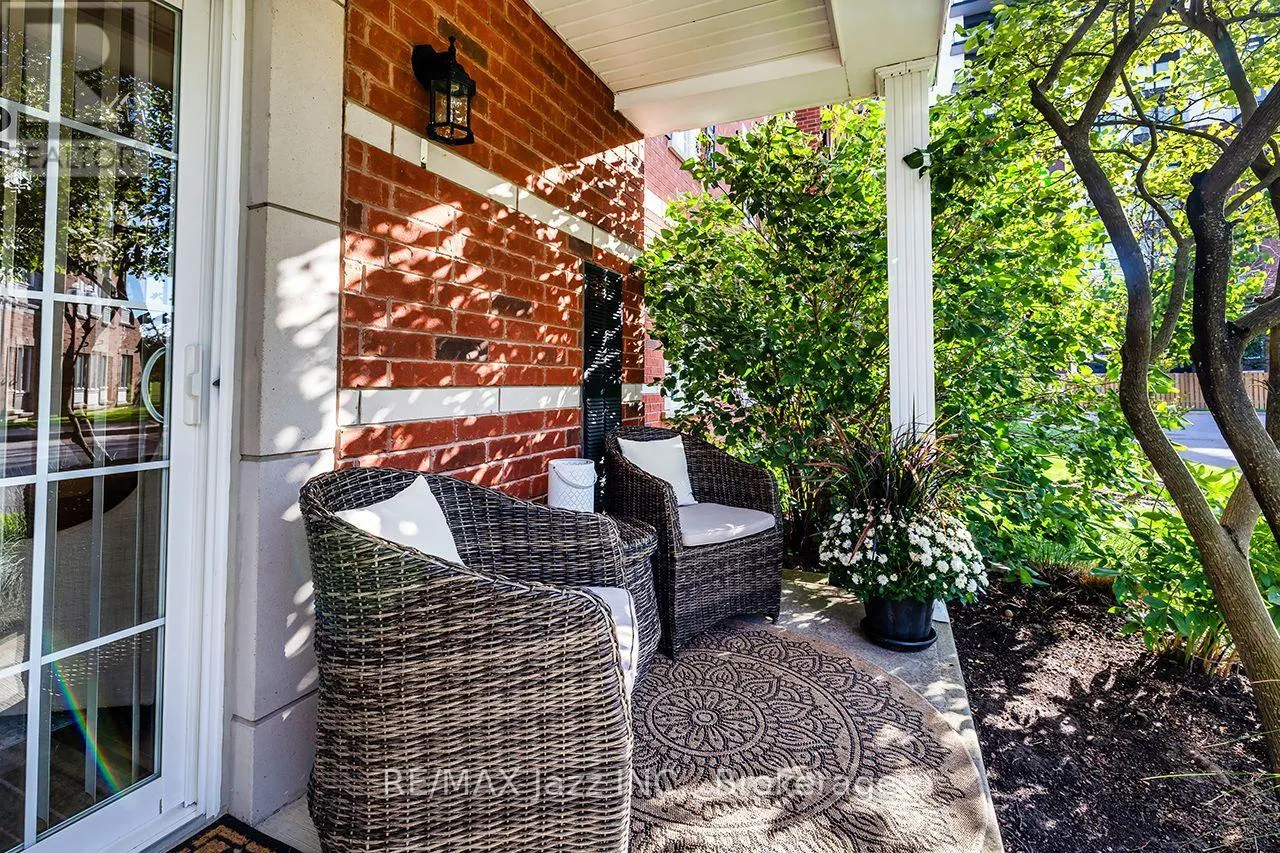 102 - 61 CLARINGTON BOULEVARD #102