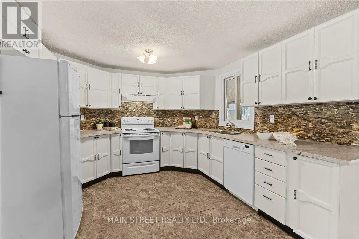 2 PINERIDGE CRESCENT