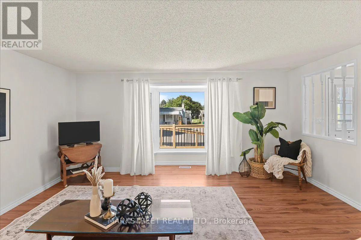 2 PINERIDGE CRESCENT