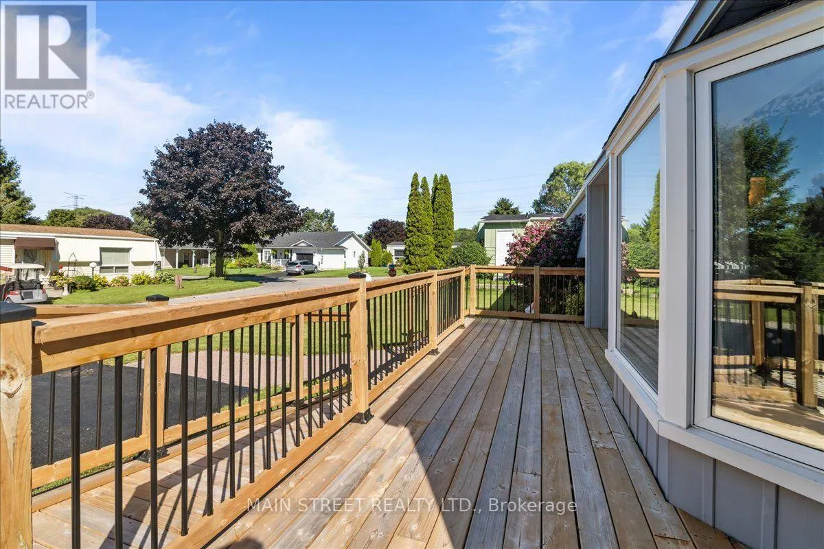 2 PINERIDGE CRESCENT