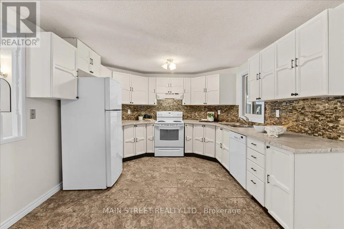 2 PINERIDGE CRESCENT