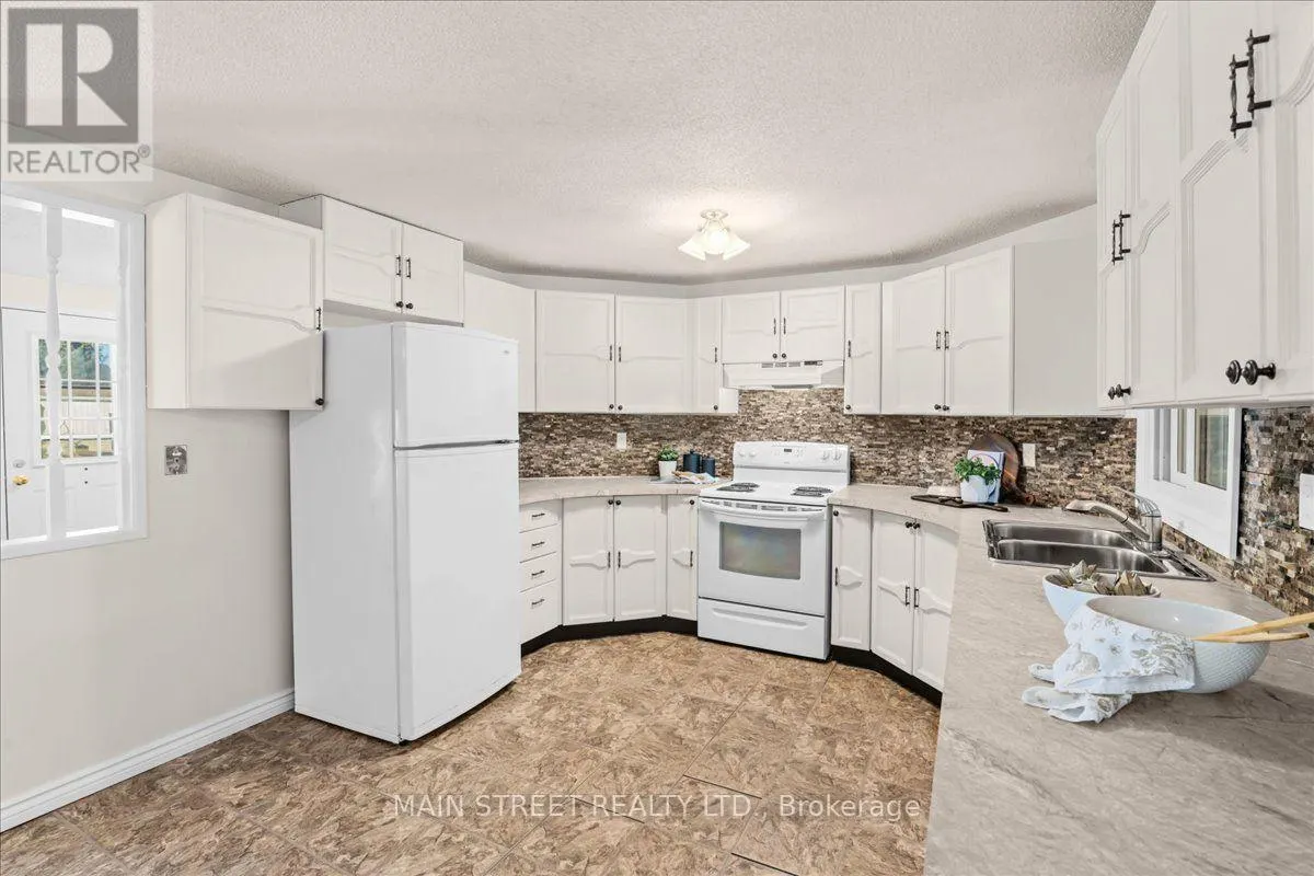 2 PINERIDGE CRESCENT