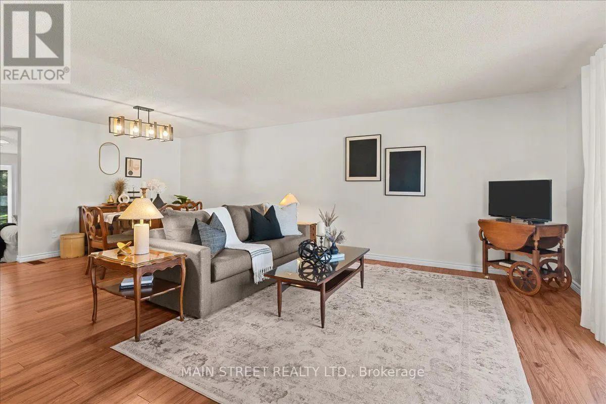 2 PINERIDGE CRESCENT