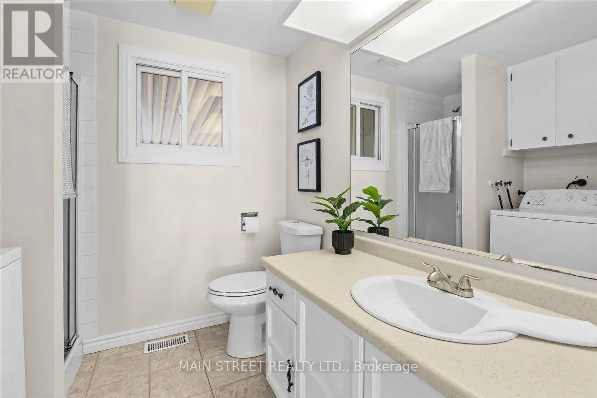 2 PINERIDGE CRESCENT
