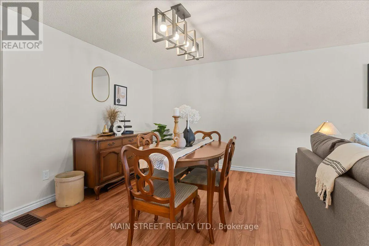 2 PINERIDGE CRESCENT