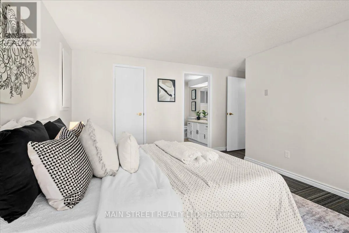 2 PINERIDGE CRESCENT