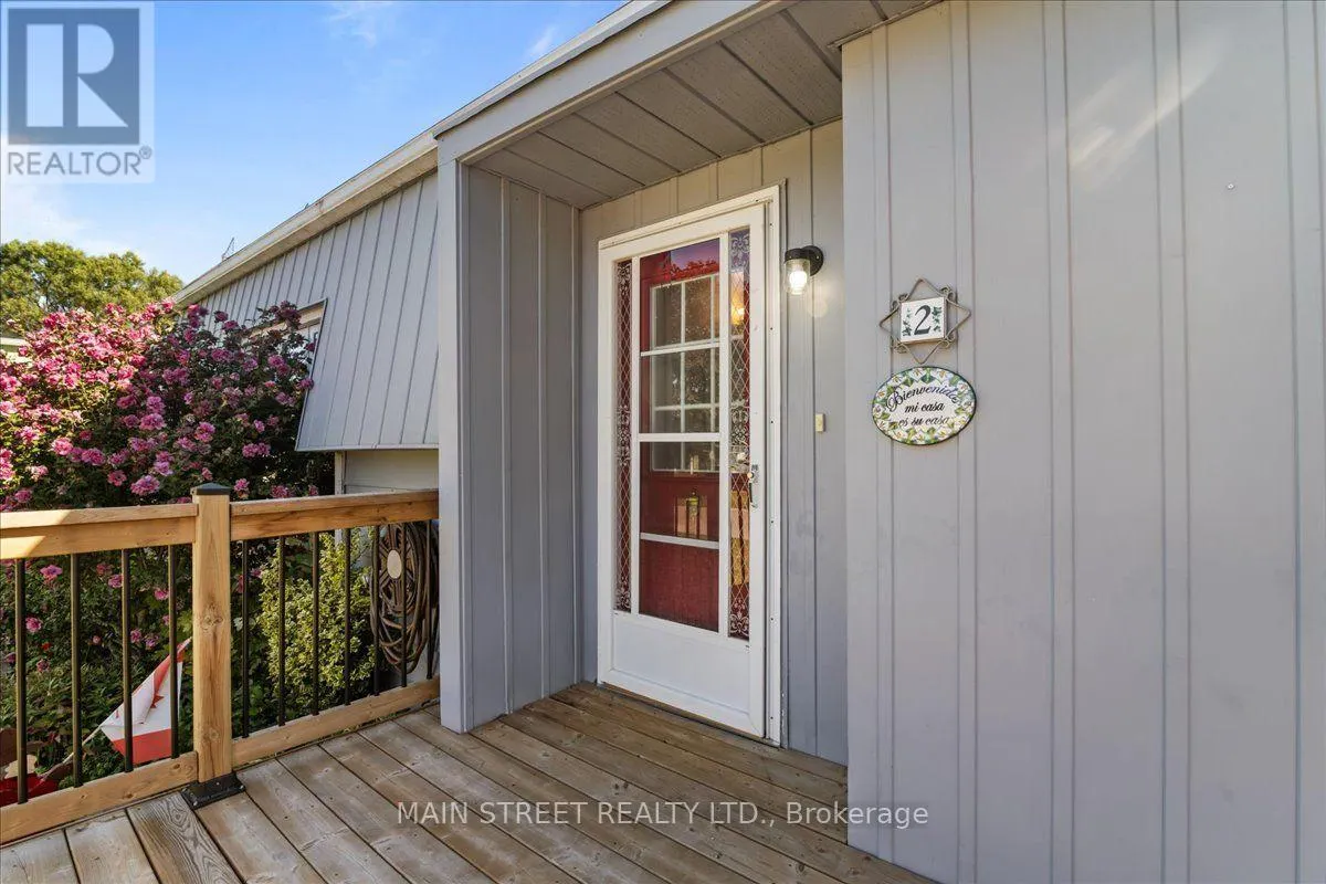 2 PINERIDGE CRESCENT