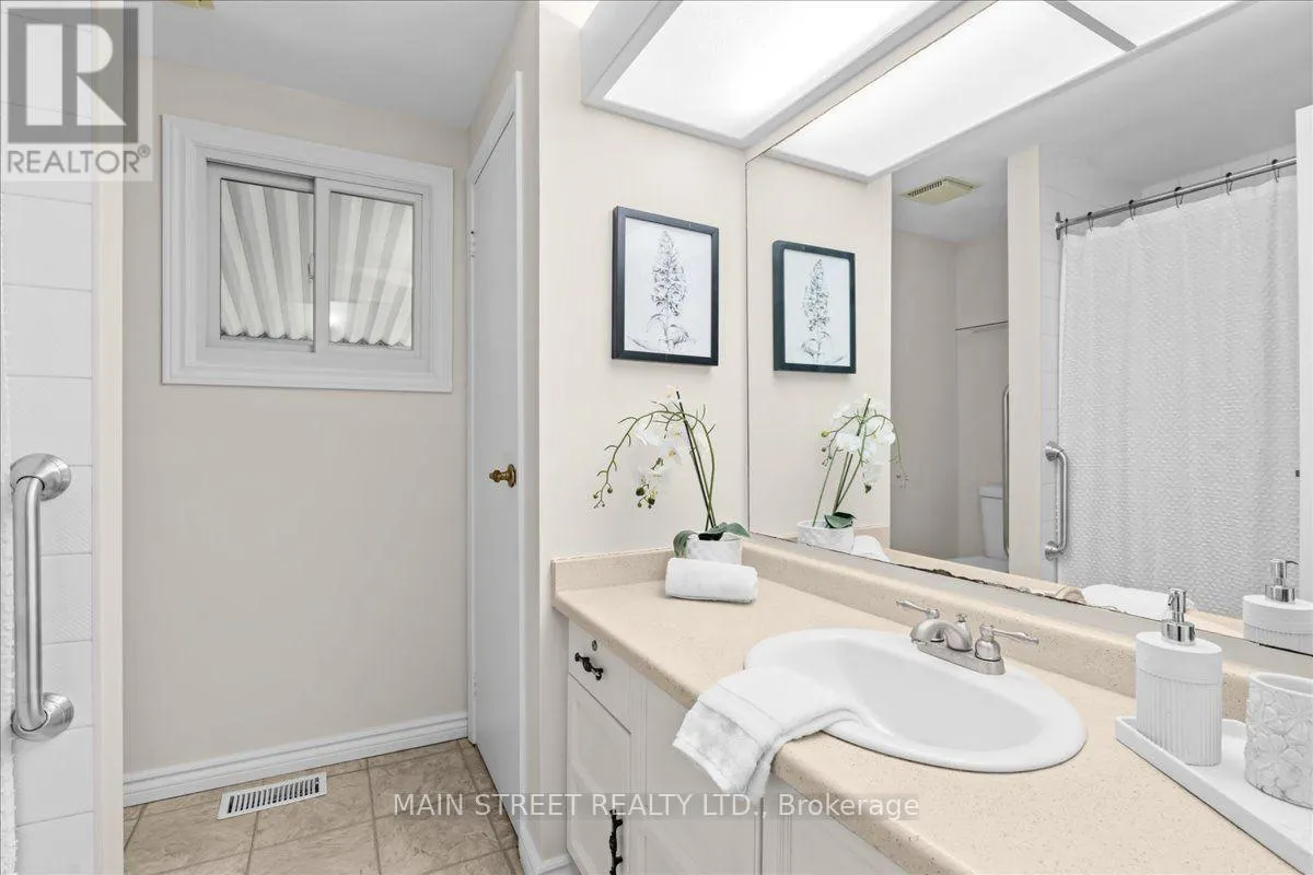 2 PINERIDGE CRESCENT