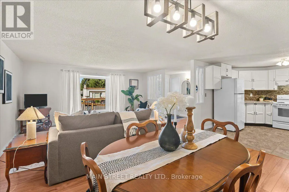 2 PINERIDGE CRESCENT
