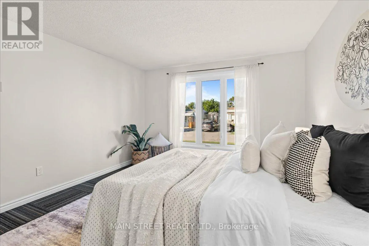 2 PINERIDGE CRESCENT