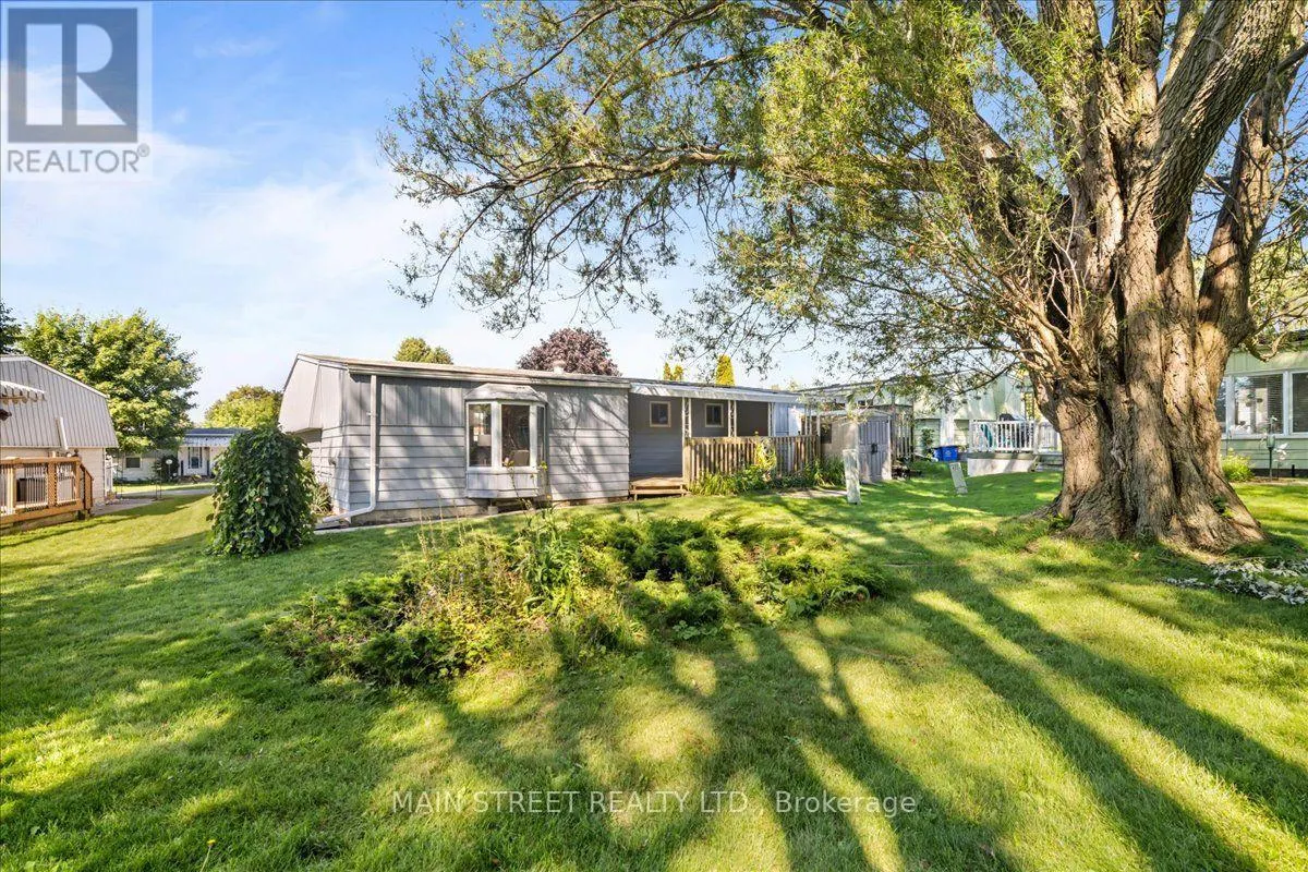 2 PINERIDGE CRESCENT