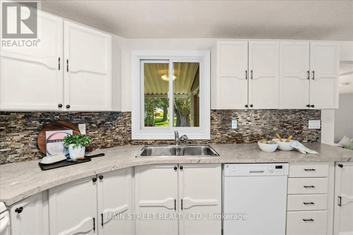 2 PINERIDGE CRESCENT