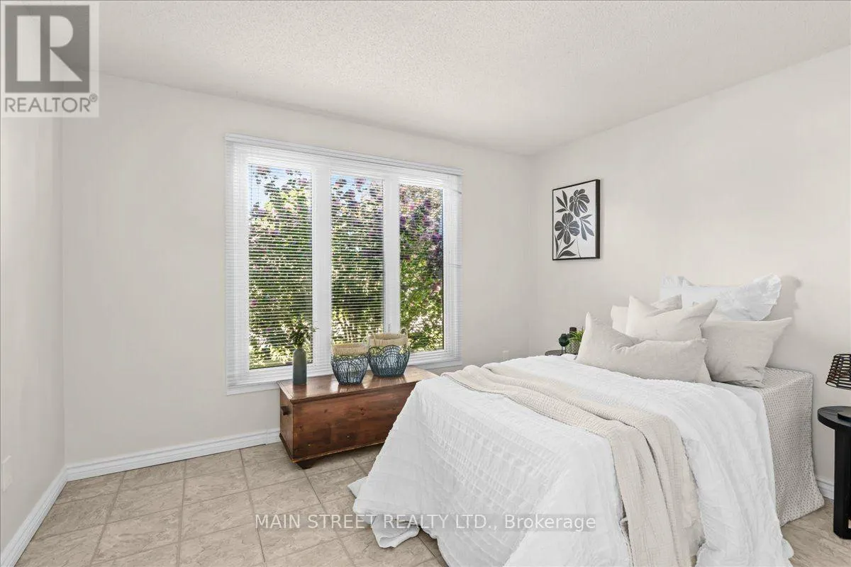 2 PINERIDGE CRESCENT