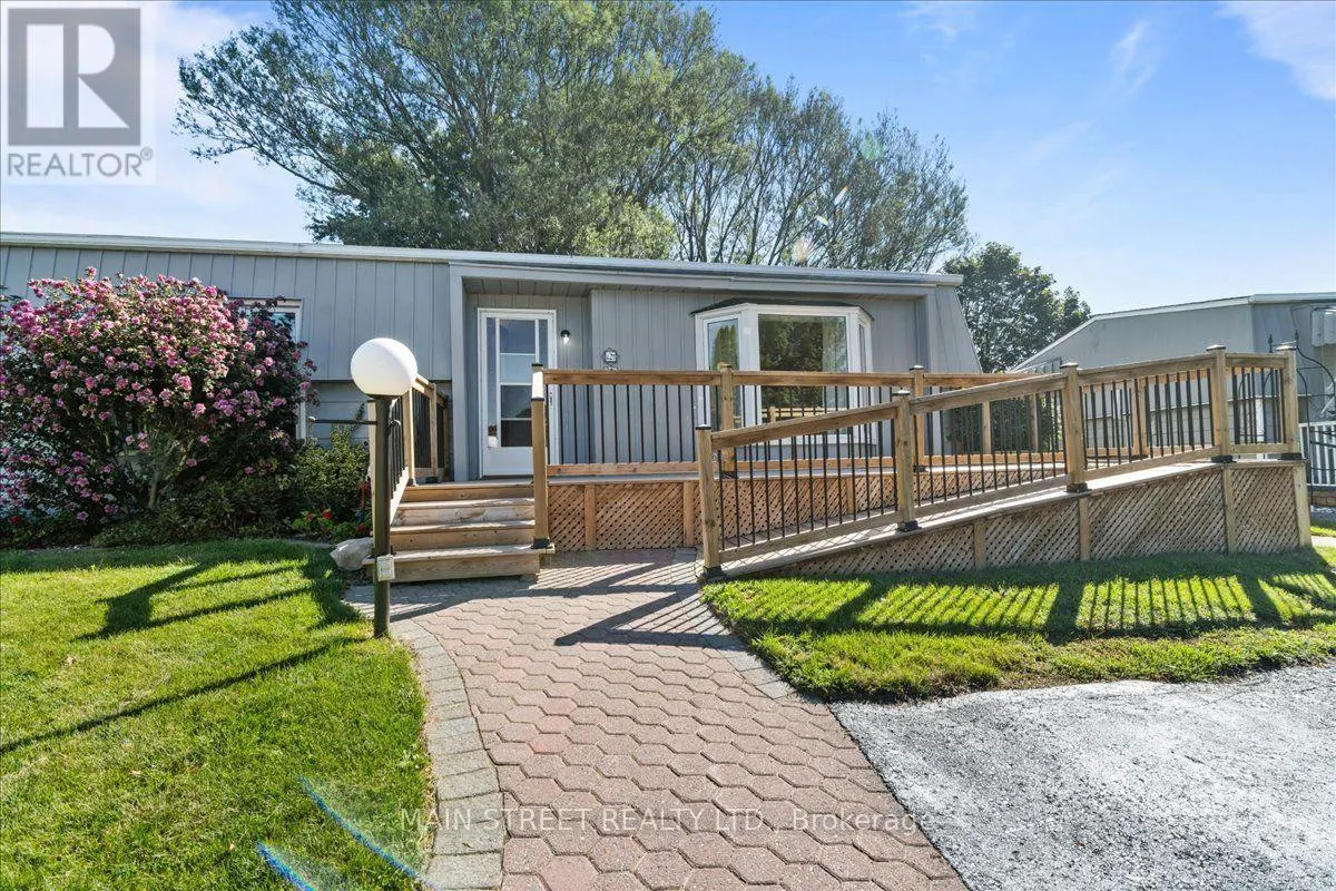 2 PINERIDGE CRESCENT