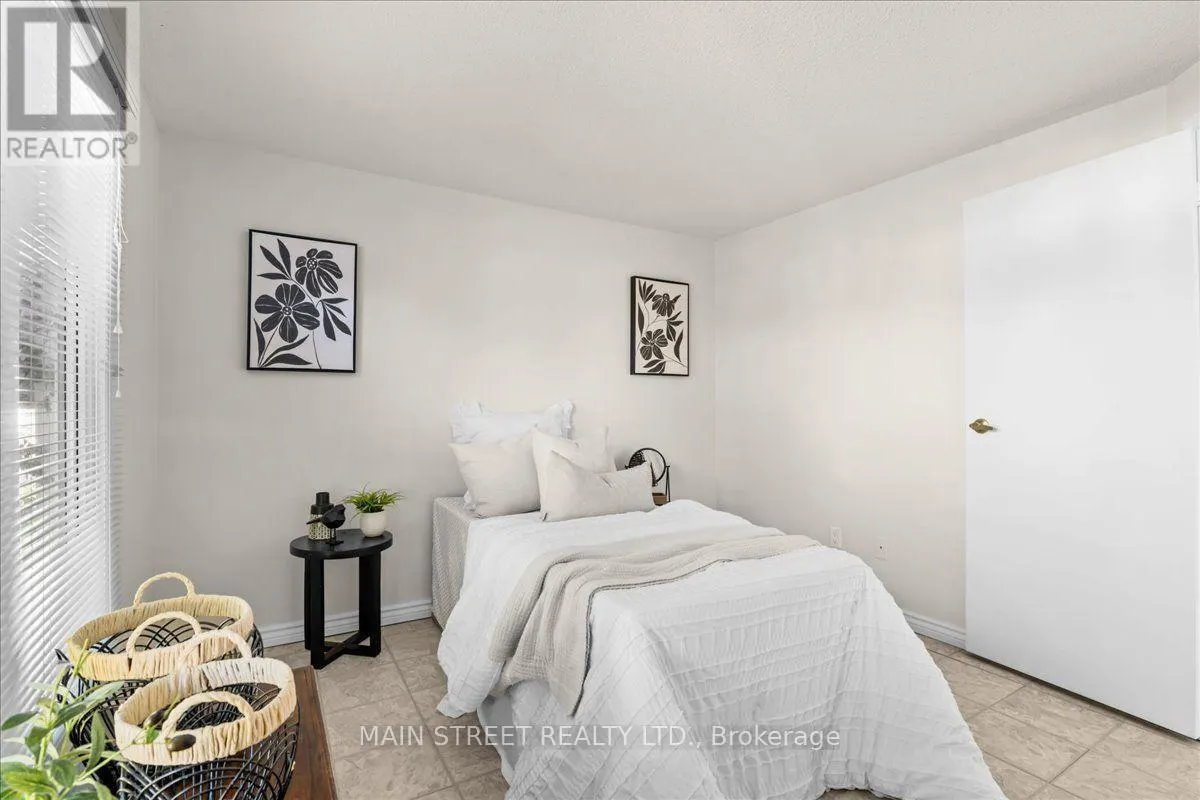 2 PINERIDGE CRESCENT