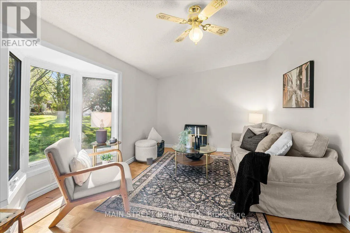 2 PINERIDGE CRESCENT