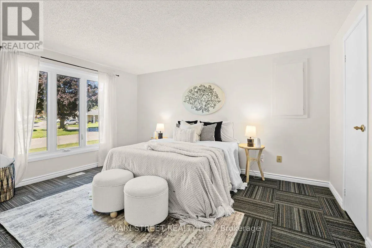 2 PINERIDGE CRESCENT