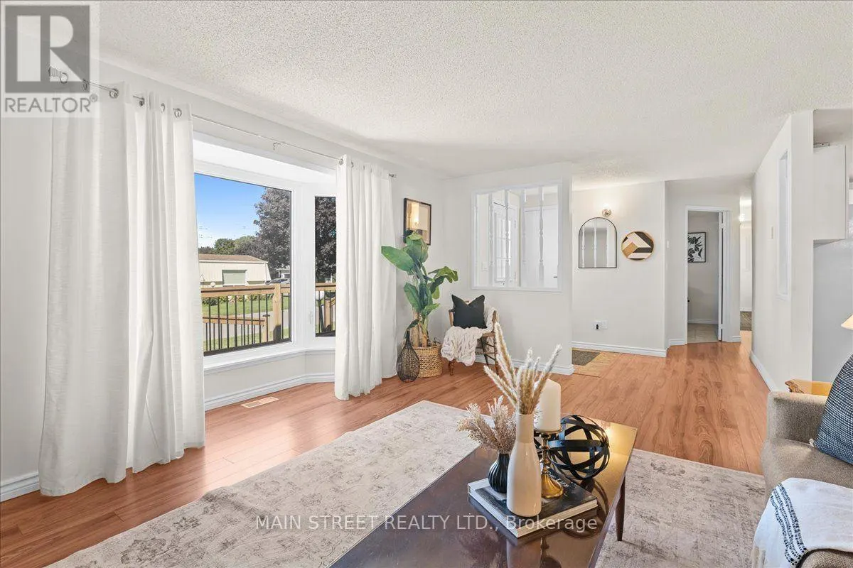 2 PINERIDGE CRESCENT