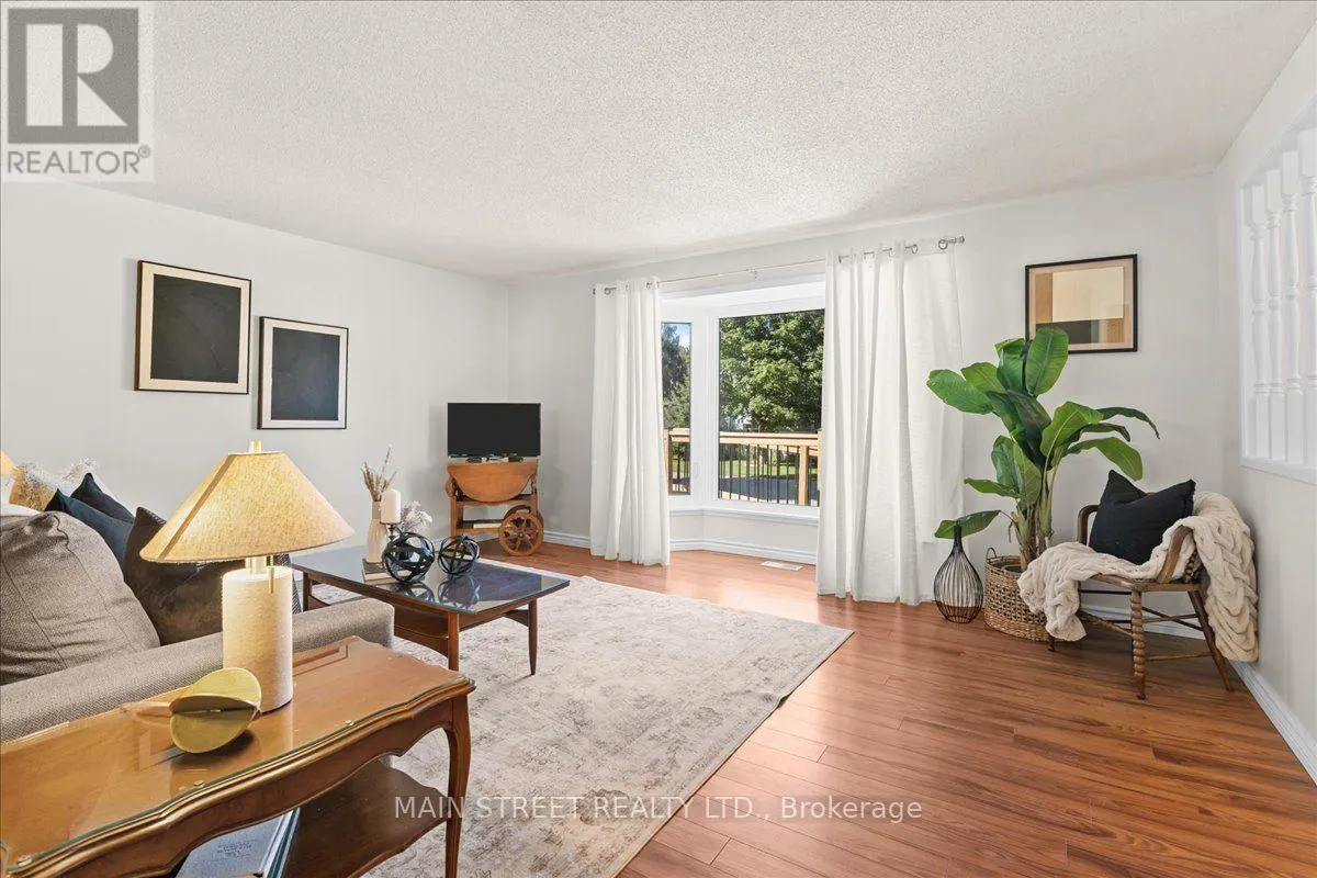 2 PINERIDGE CRESCENT
