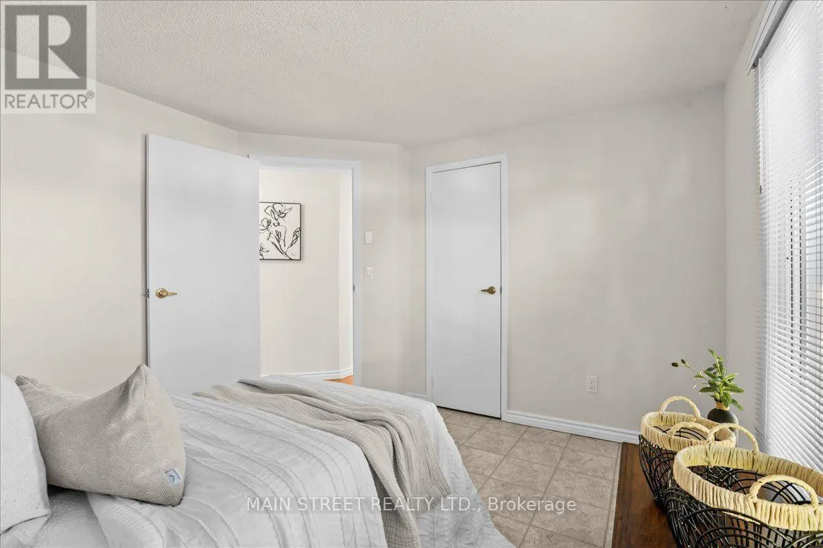 2 PINERIDGE CRESCENT
