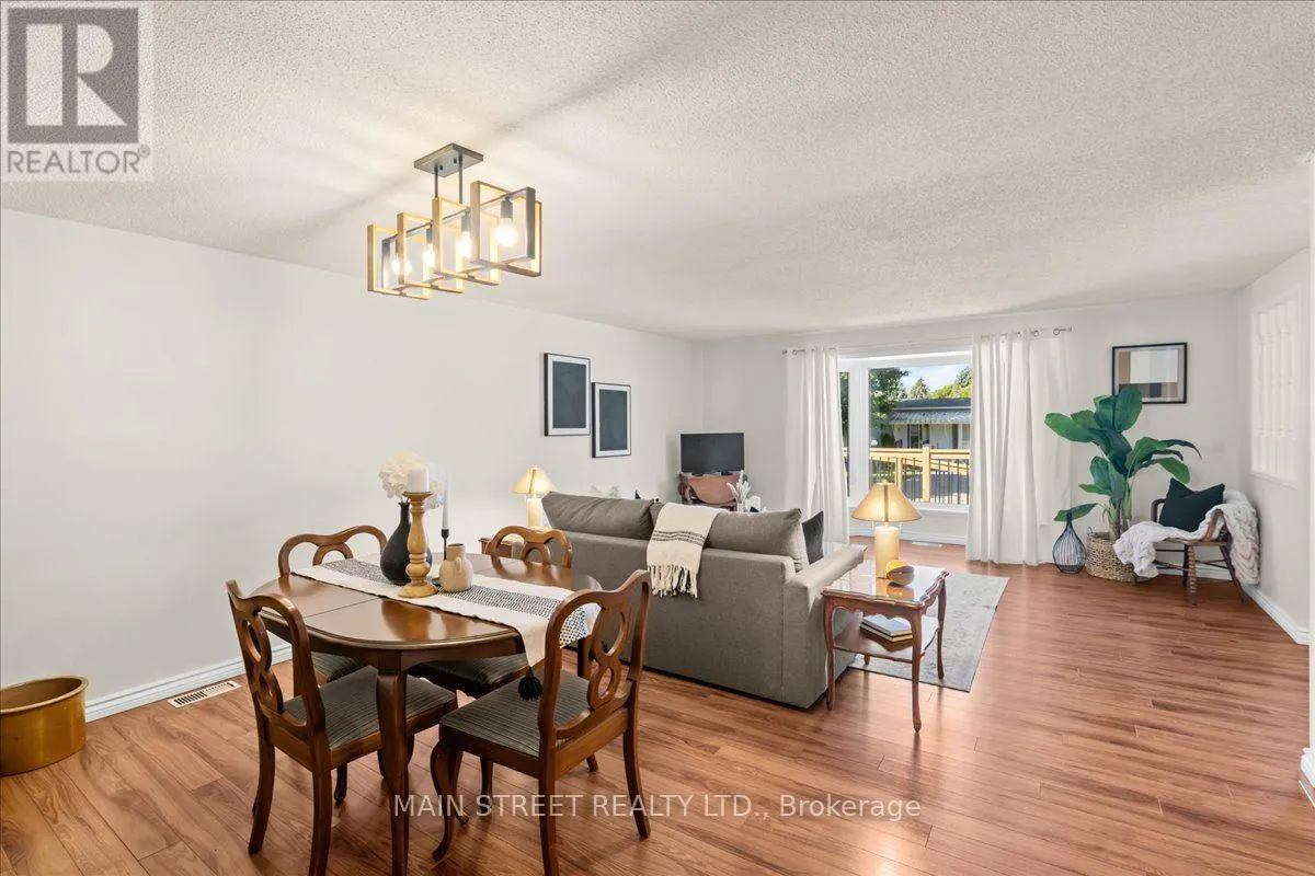 2 PINERIDGE CRESCENT