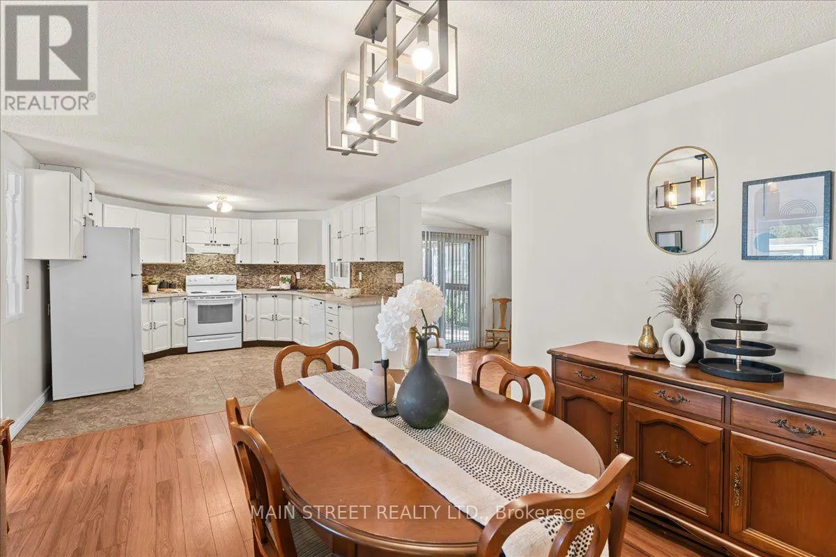 2 PINERIDGE CRESCENT