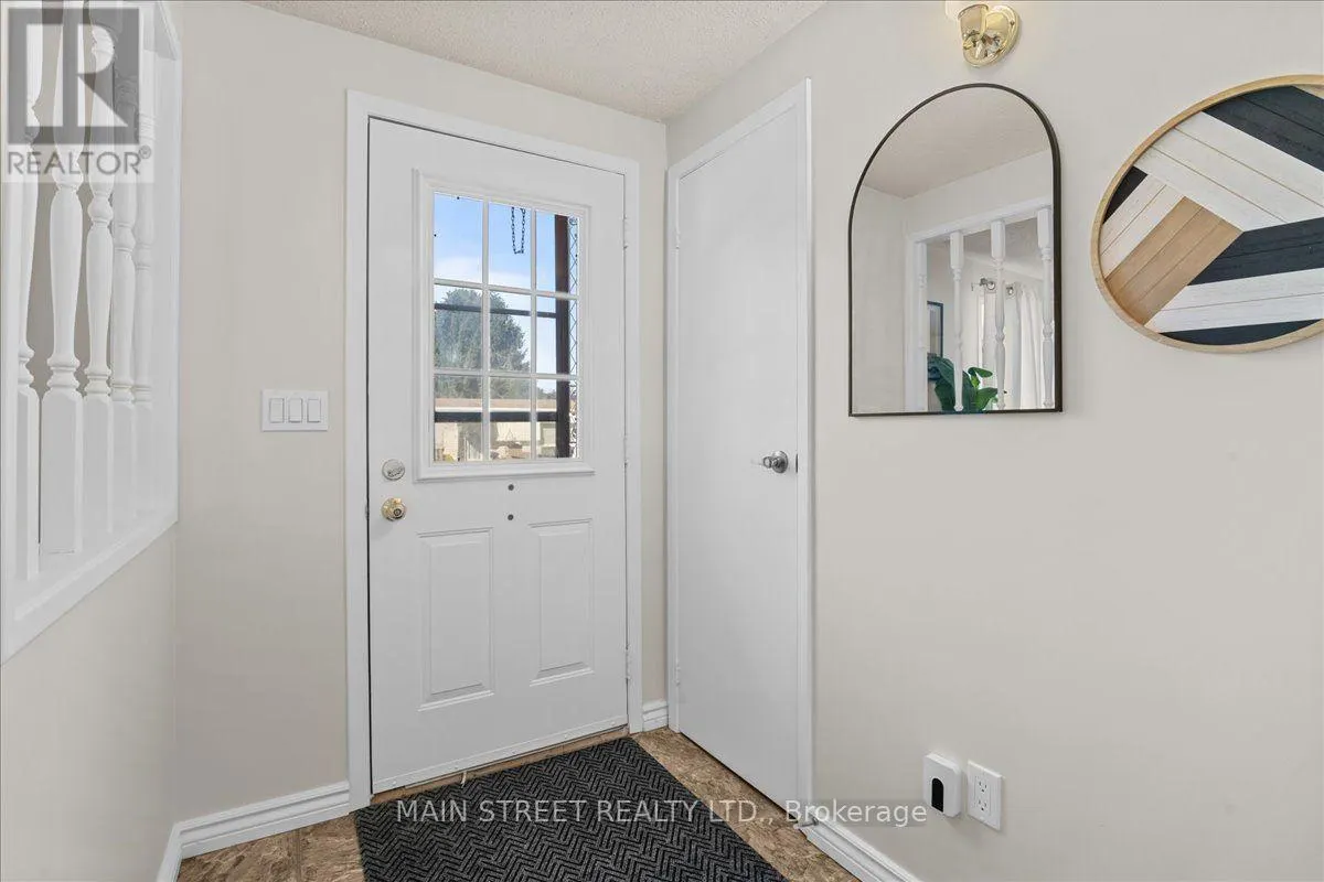 2 PINERIDGE CRESCENT