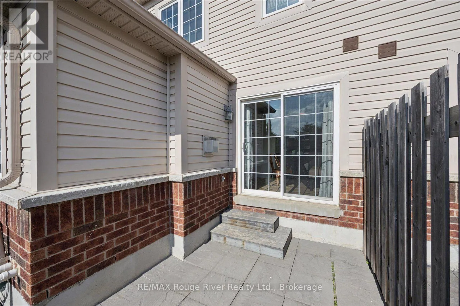 85 LANDER CRESCENT