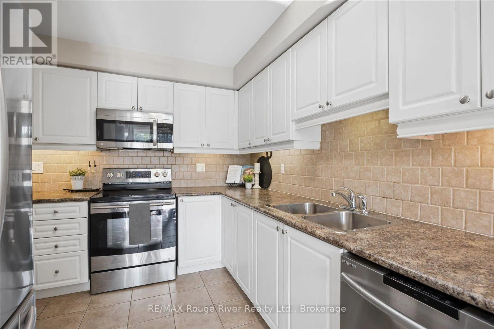 85 LANDER CRESCENT