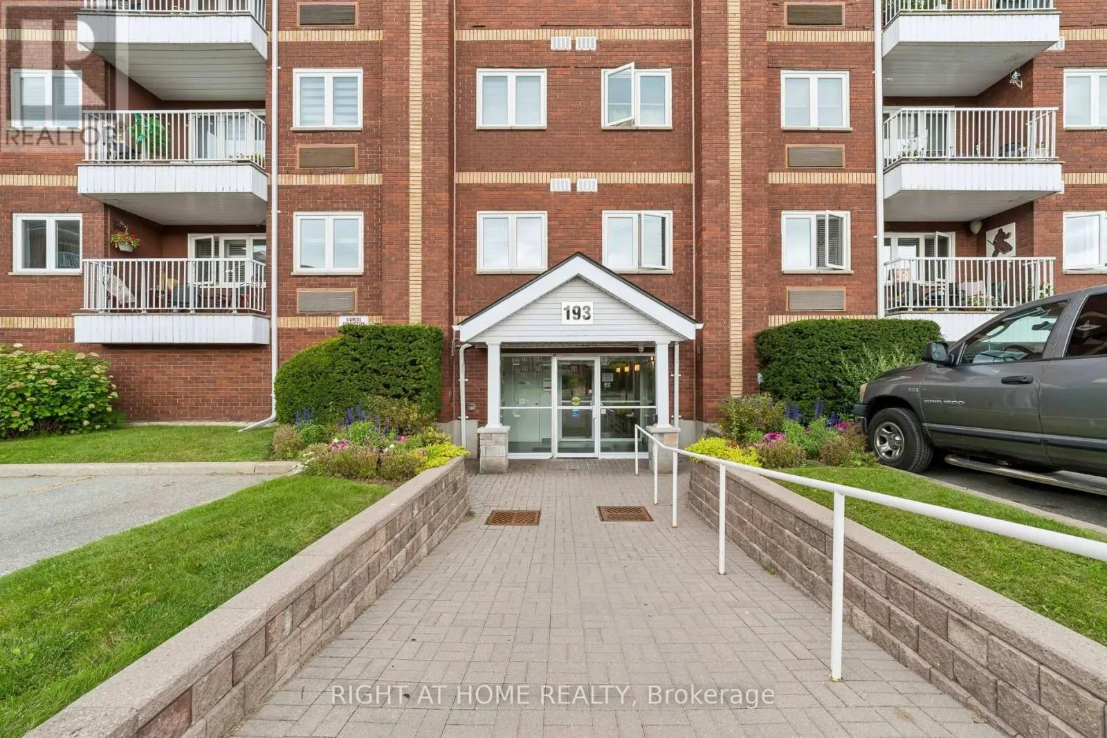 318 - 193 LAKE DRIVEWAY DRIVE W