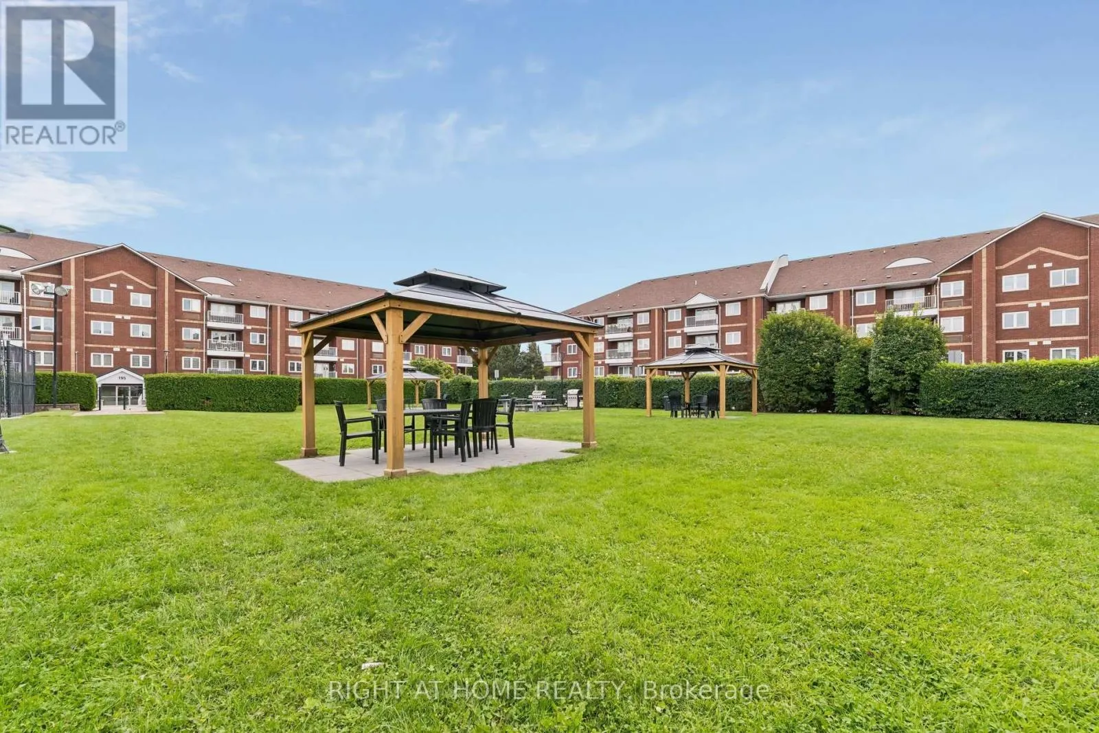 318 - 193 LAKE DRIVEWAY DRIVE W