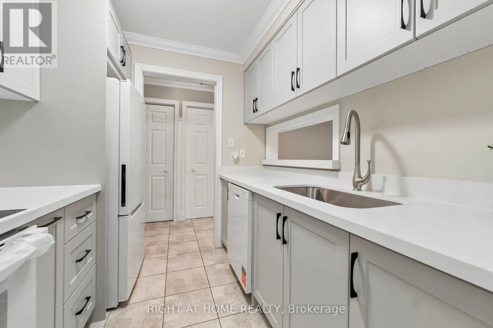 318 - 193 LAKE DRIVEWAY DRIVE W