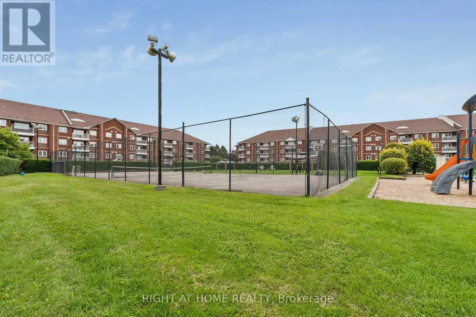 318 - 193 LAKE DRIVEWAY DRIVE W