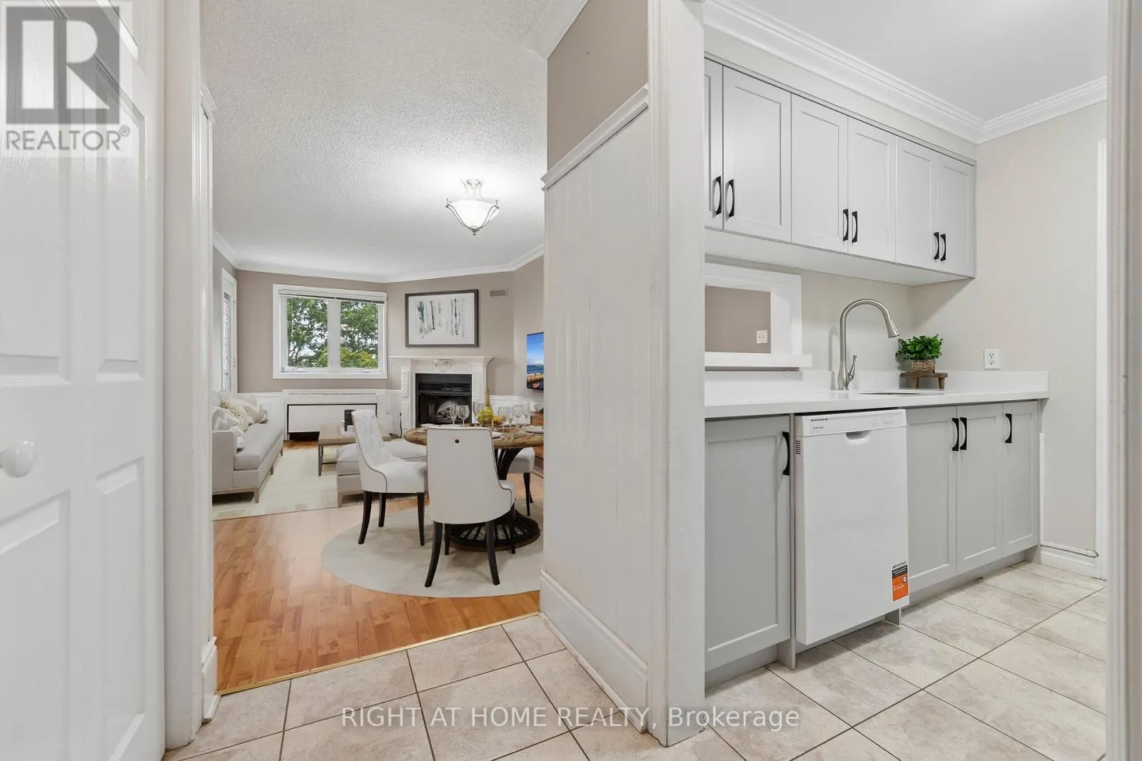 318 - 193 LAKE DRIVEWAY DRIVE W