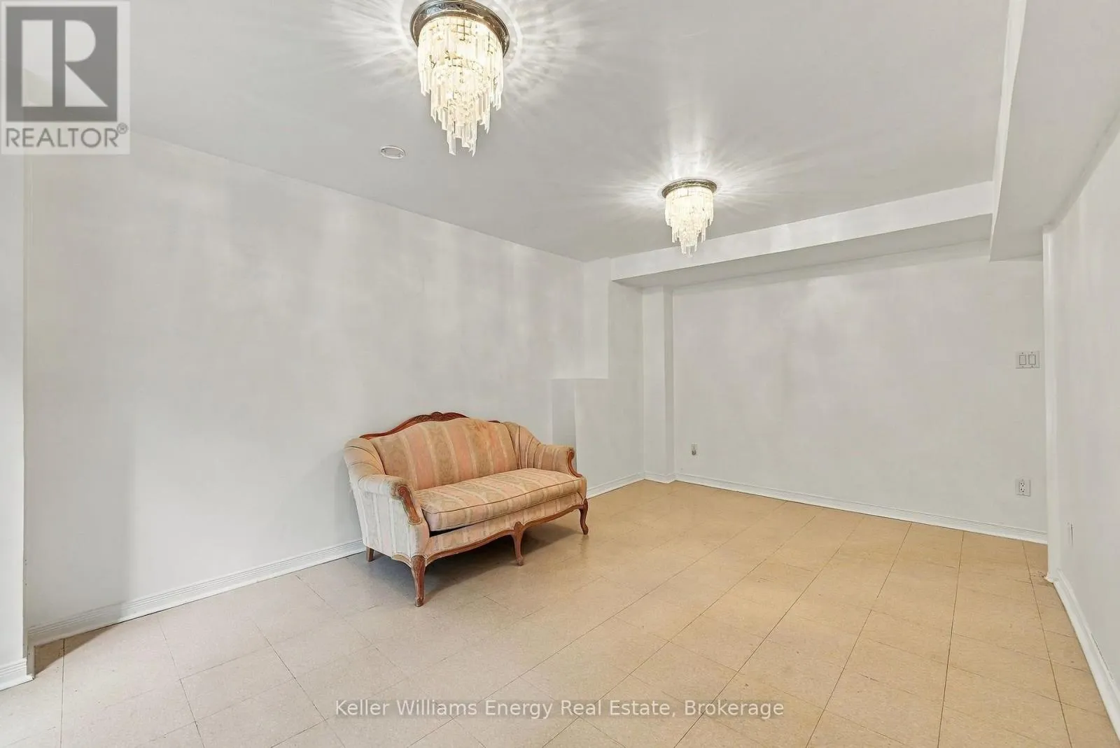 990 GLENBOURNE DRIVE