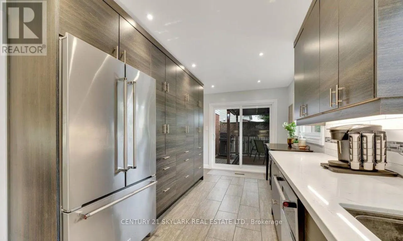 107 CLAYTON CRESCENT
