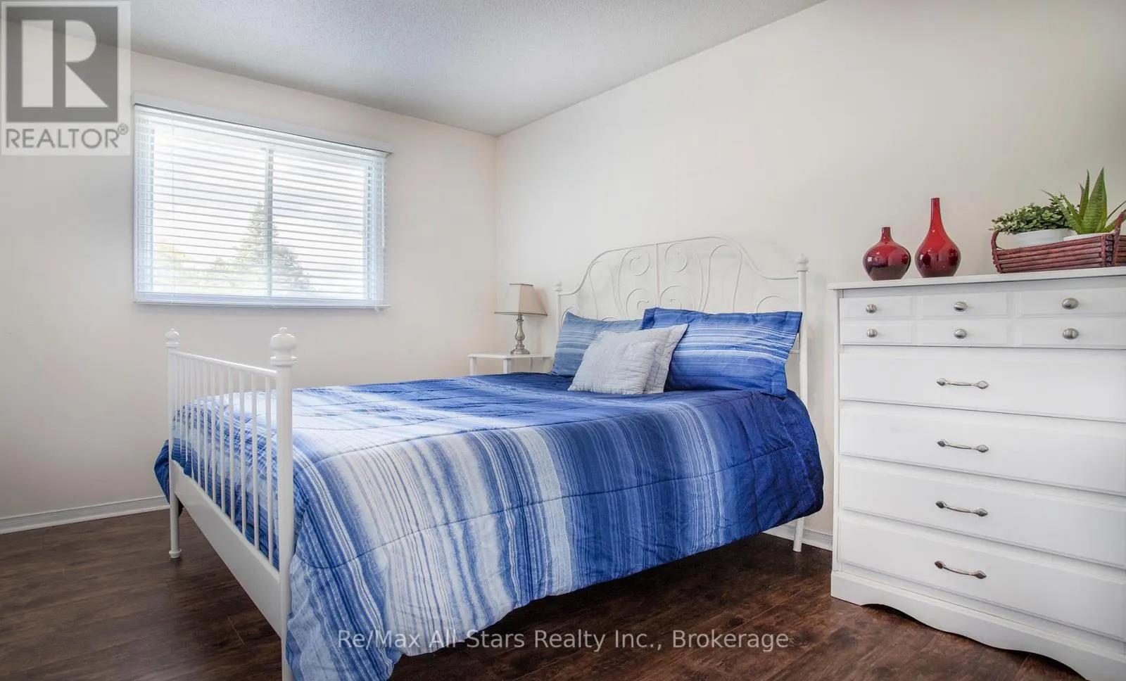 39 APPLEWOOD CRESCENT