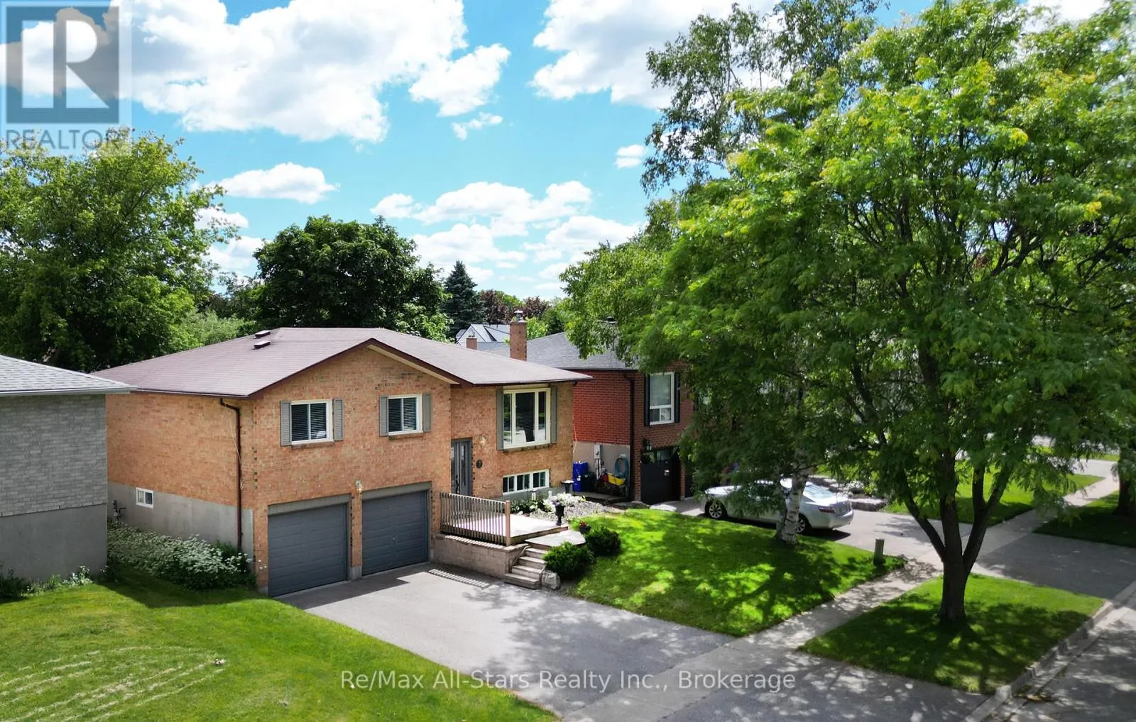 39 APPLEWOOD CRESCENT