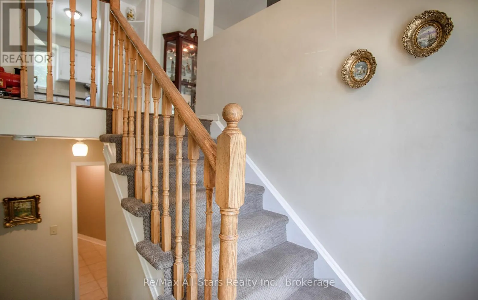 39 APPLEWOOD CRESCENT