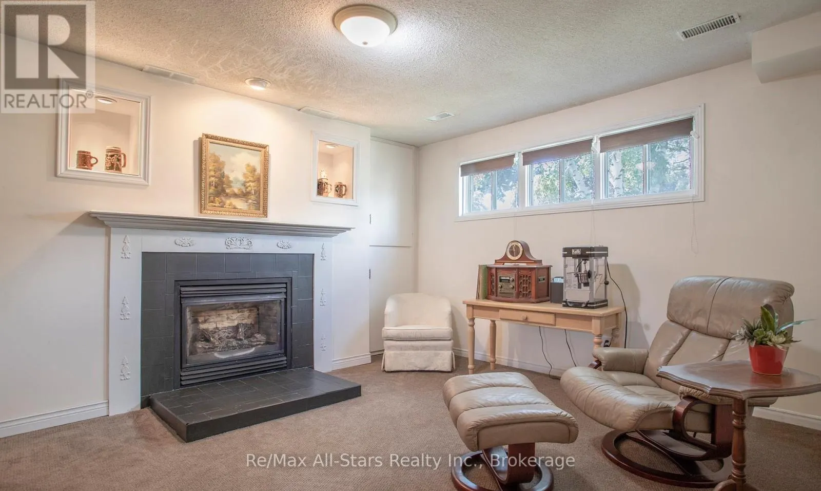 39 APPLEWOOD CRESCENT