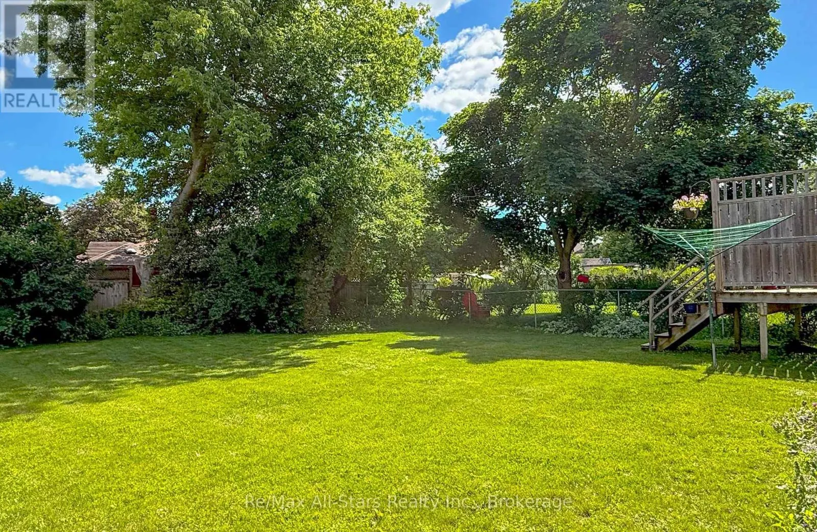 39 APPLEWOOD CRESCENT