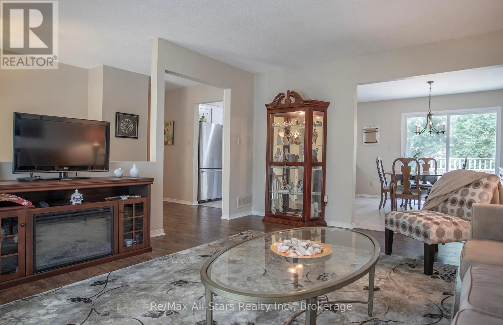 39 APPLEWOOD CRESCENT