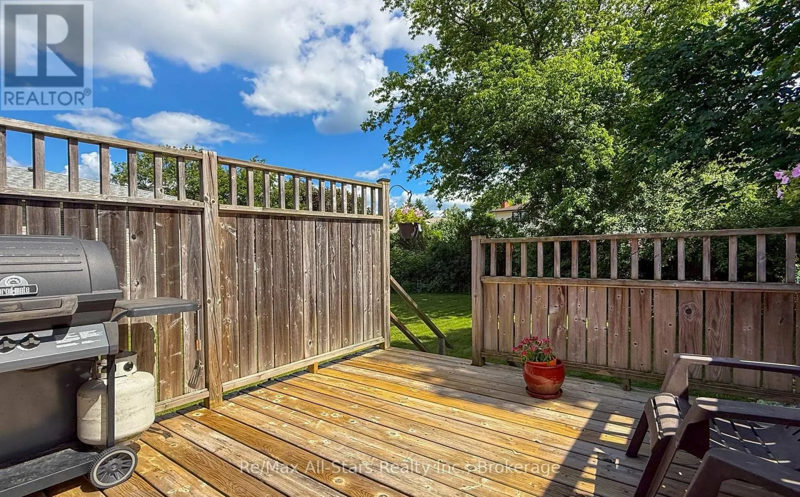 39 APPLEWOOD CRESCENT